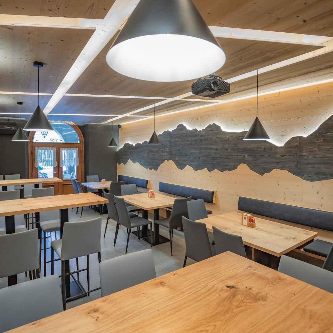 Rivestimento pareti in legno con profili delle dolomiti