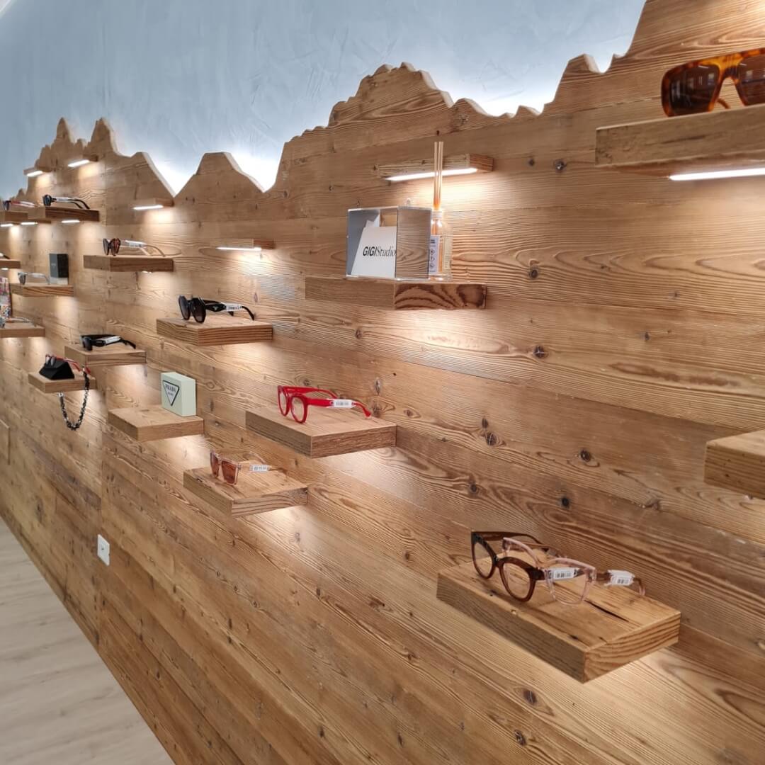 Negozio di occhiali con rivestimento in legno