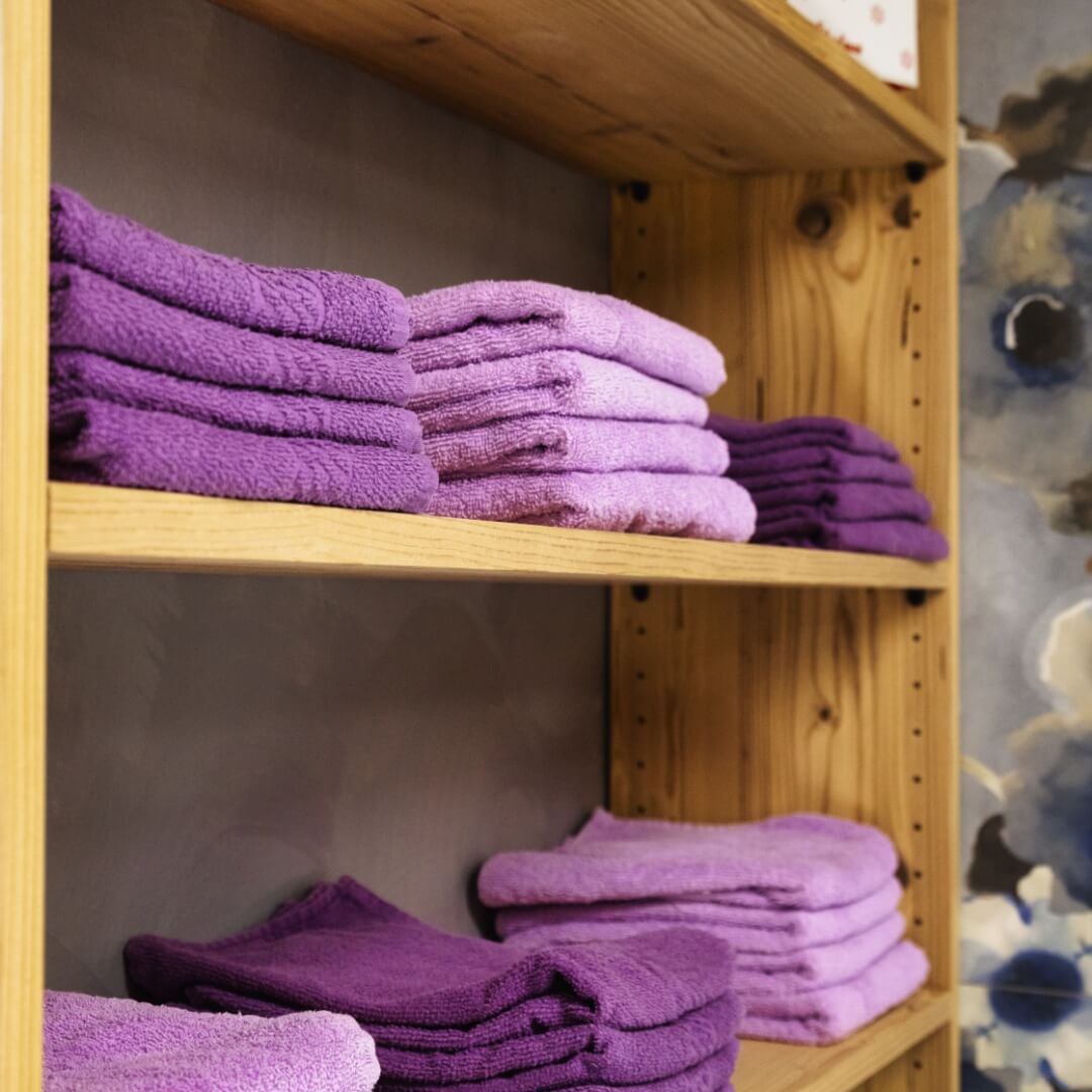 Centro estetico con mobili in legno su misura regolabili