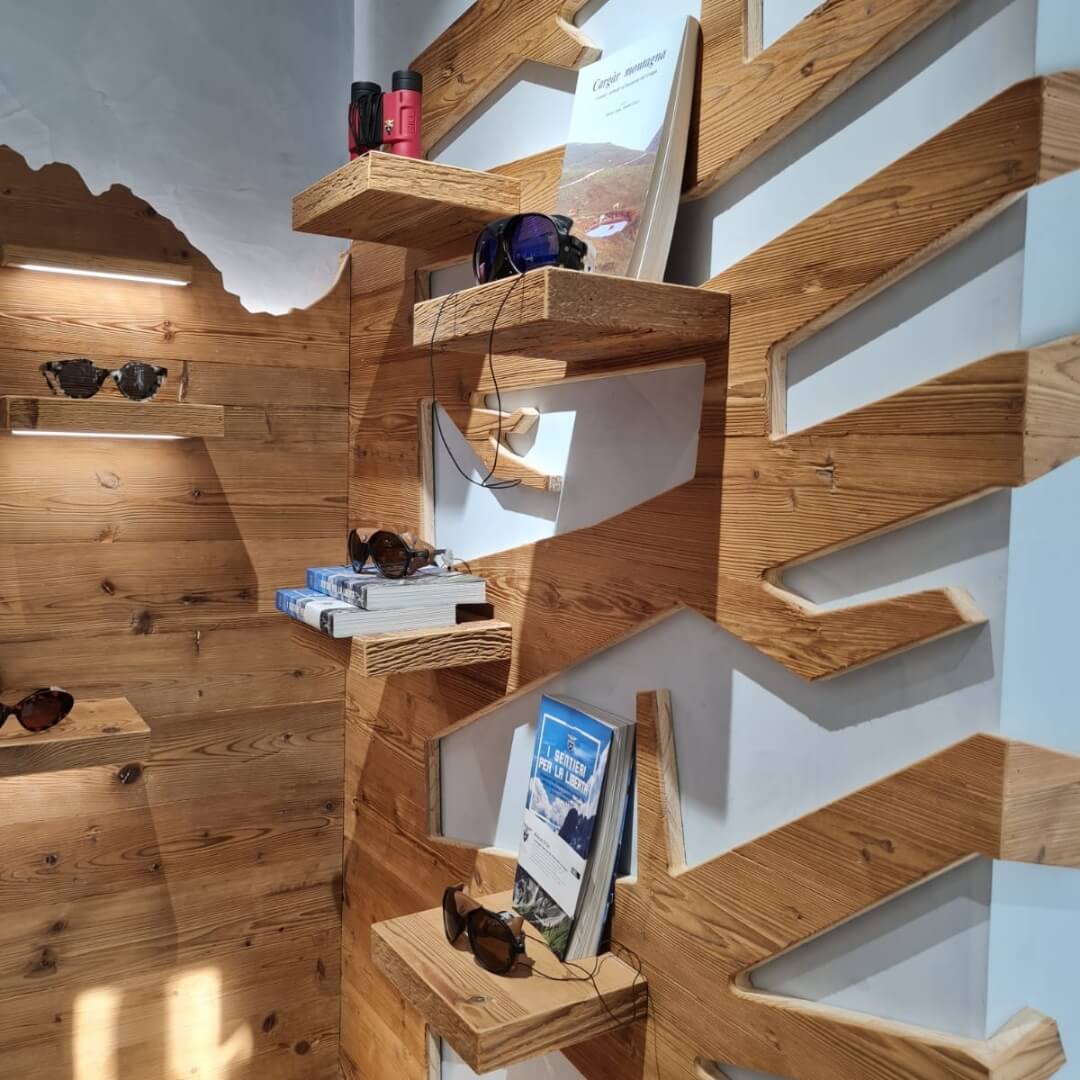 Negozio di occhiali con rivestimento legno su misura