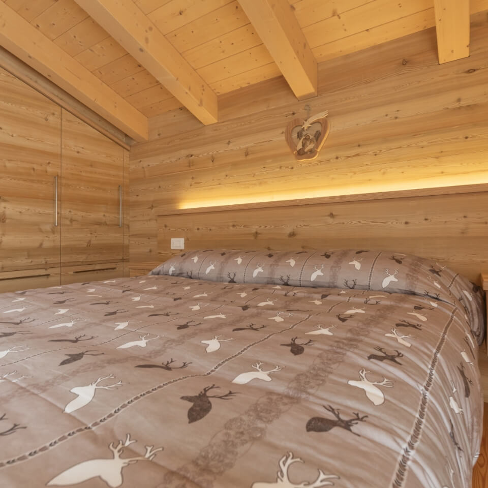 Camera doppia minimalista con testiera porta oggetti retroilluminata