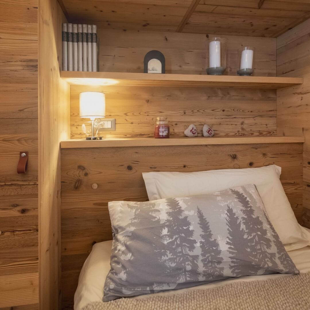 Camera singola su misura con mobili e ripiani in legno