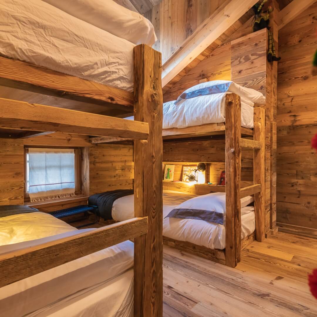 Cameretta da 4 posti con letti a castello in legno