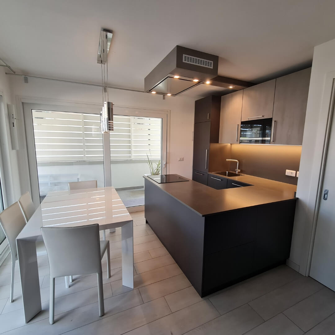 Cucina moderna in legno laccata liscia e opaca