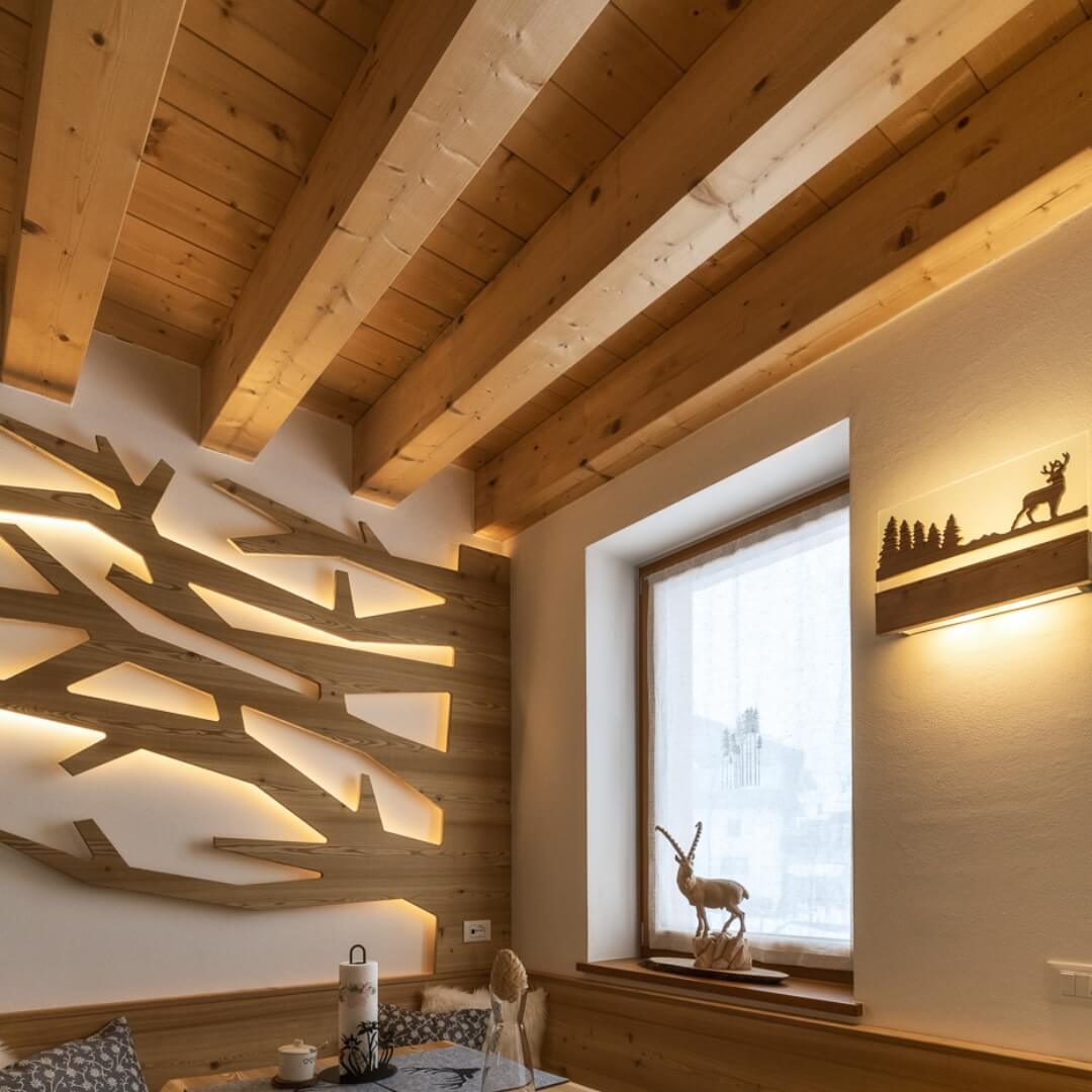 Soffitto in legno con travi squadrate