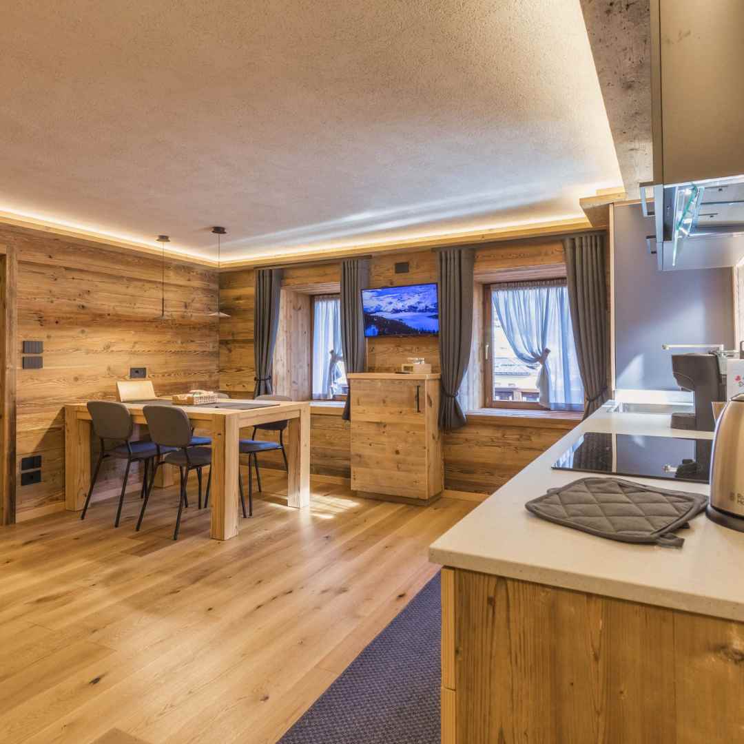 Cucina open space in legno con tavolo e sedie