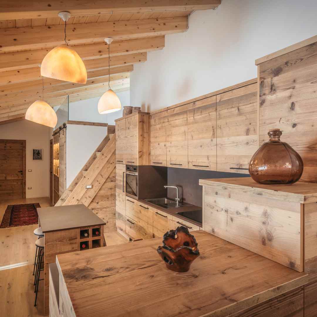 Cucina rustica in legno con isola portabottiglie