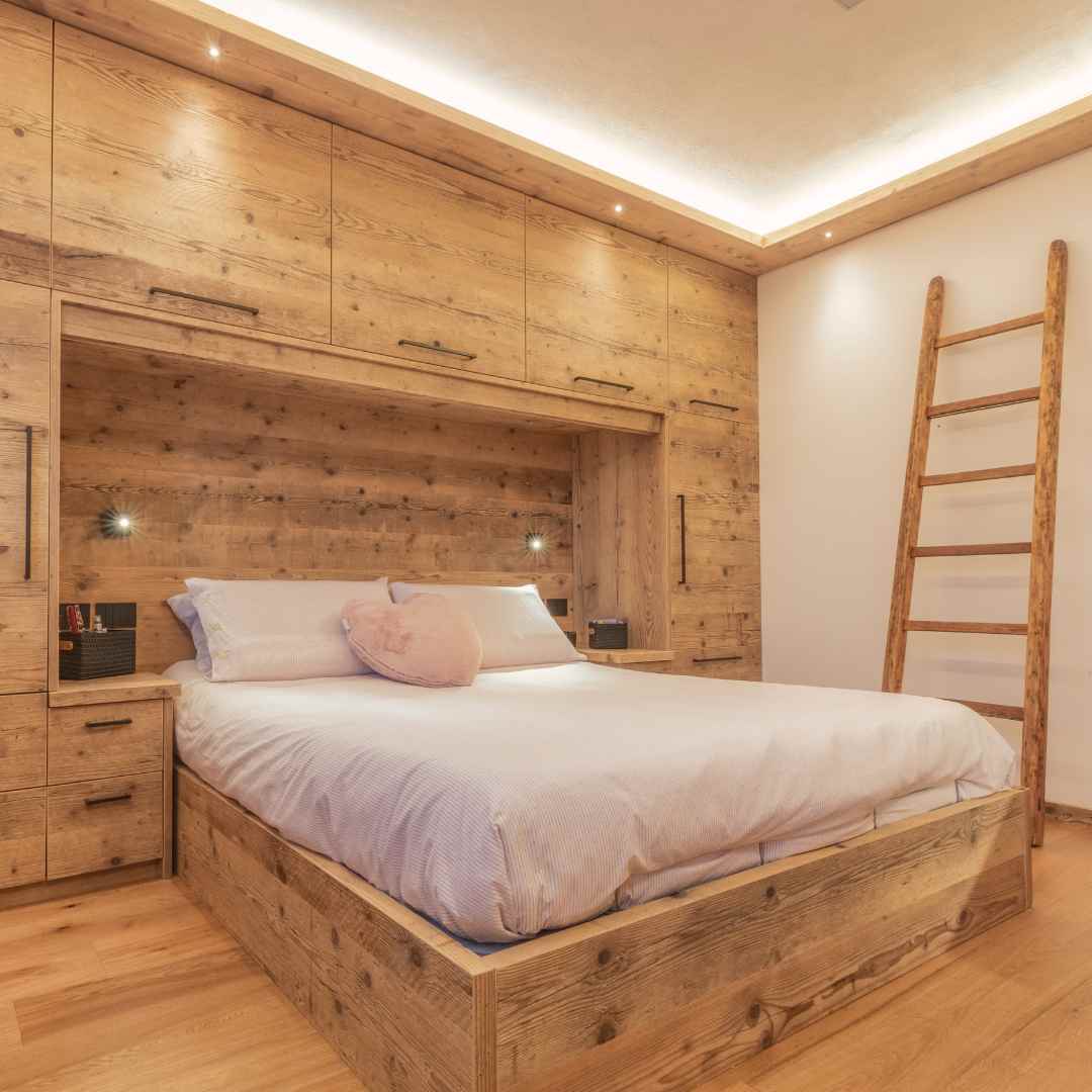 Camera in legno moderna con mobili a ponte