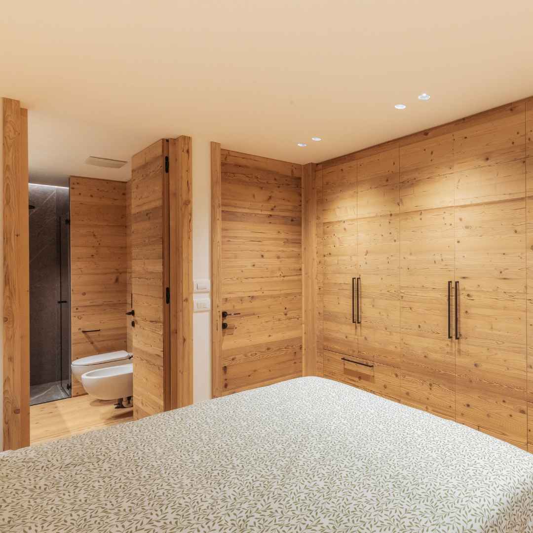 Armadiatura in legno di una camera da letto matrimoniale
