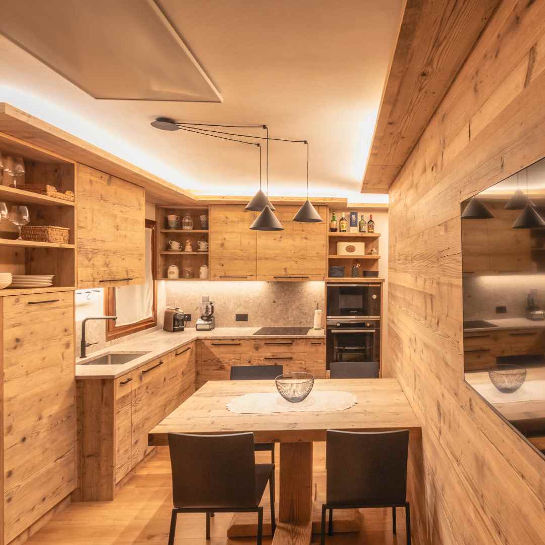 Cucina su misura completamente rivestita in legno di recupero