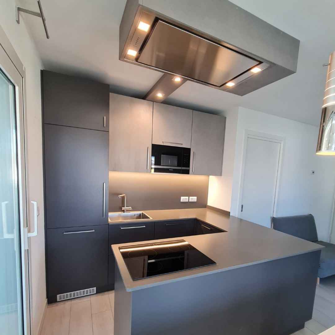 Cucina su misura moderna nera e grigia