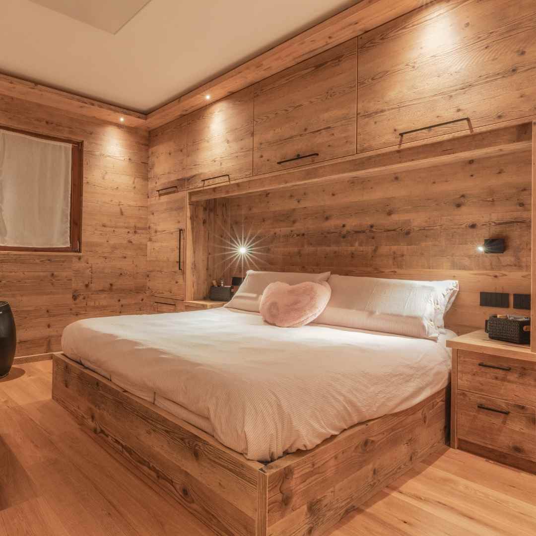 Camera da letto matrimoniale in legno di recupero con armadiature salvaspazio