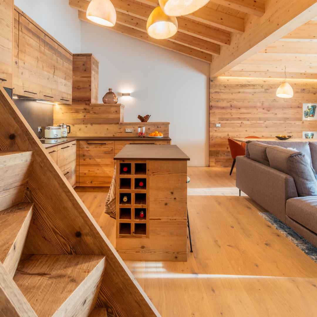 Dettaglio della cantinetta inglobata all'isola della cucina