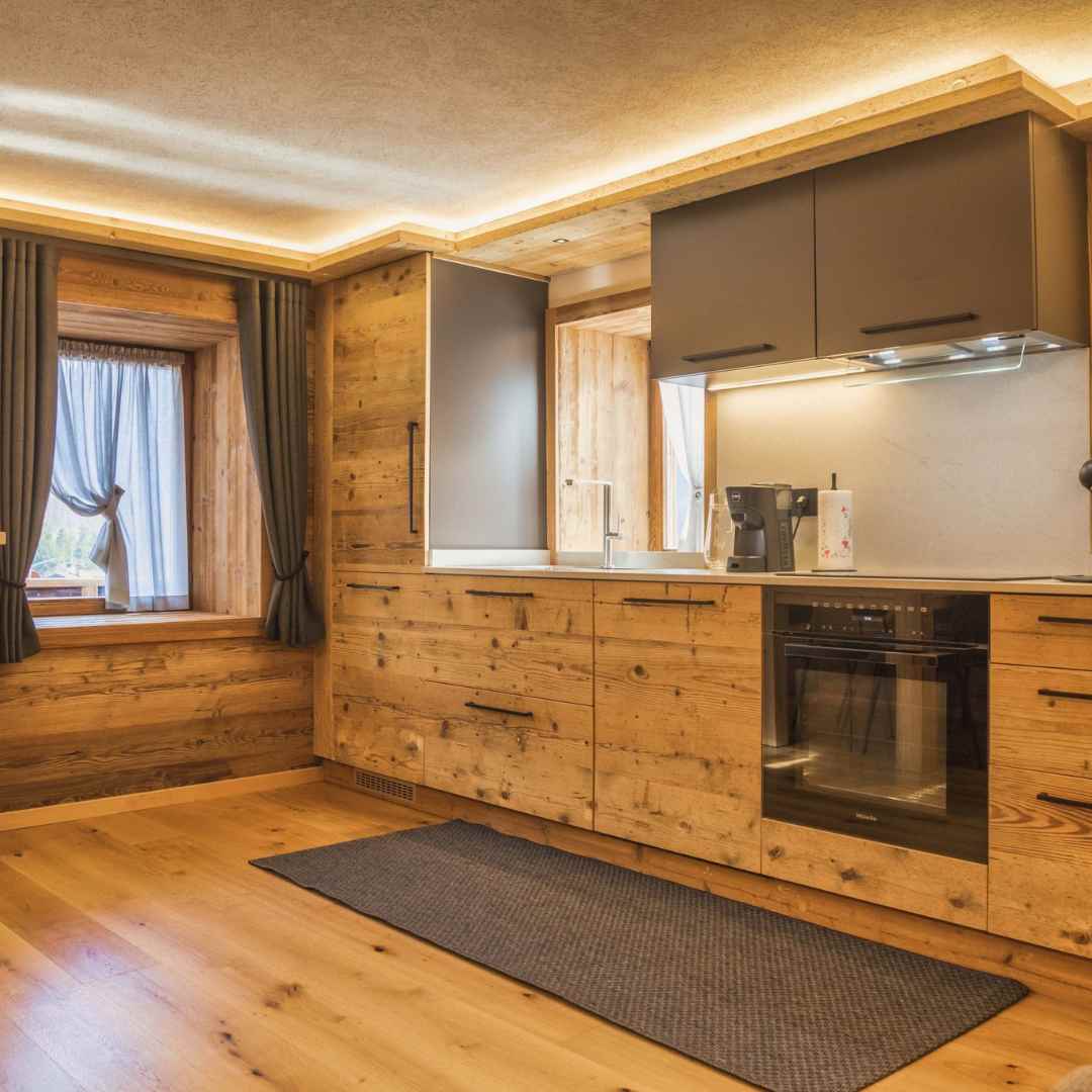 Cucina lineare in abete vecchio con elettrodomestici integrati