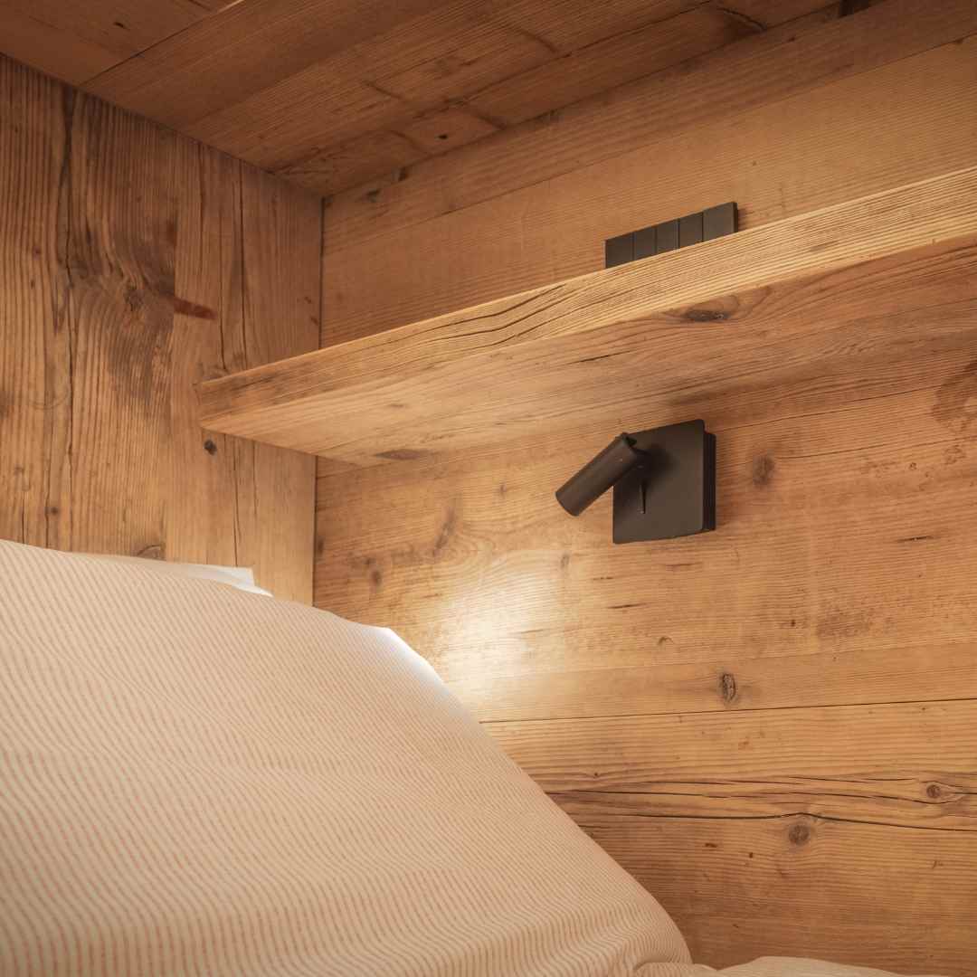 Dettaglio del portaoggetti della camera da letto