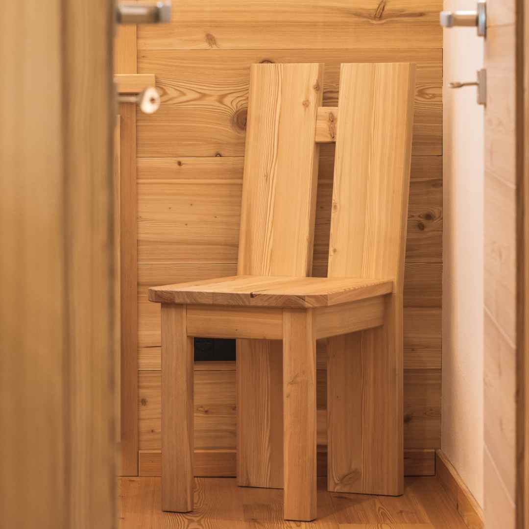 Sedia in legno di larice