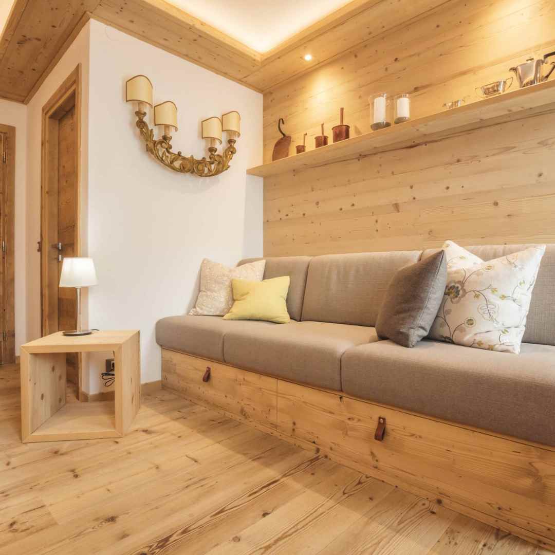Soggiorno in legno di abete con divani con cassettoni
