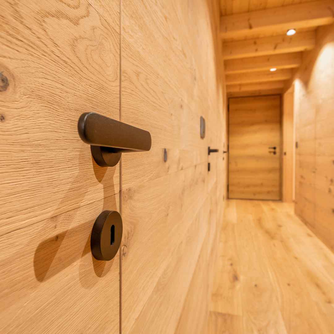 Dettaglio delle porte interne in legno complanari