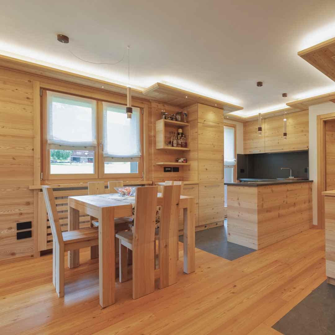 Sala da pranzo di un appartamento in legno di larice