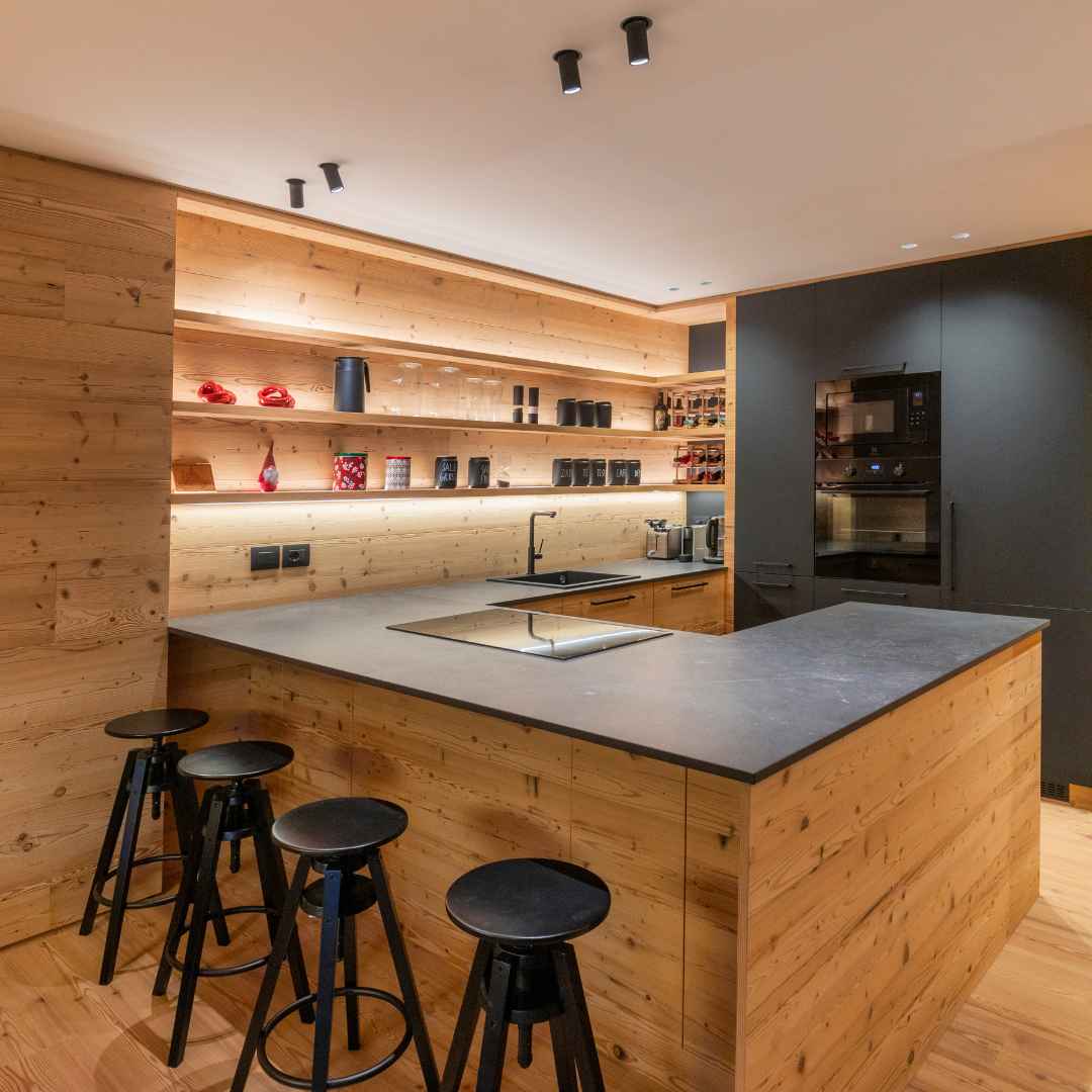 Cucina ampia di montagna in stile moderno con isola centrale e sgabelli