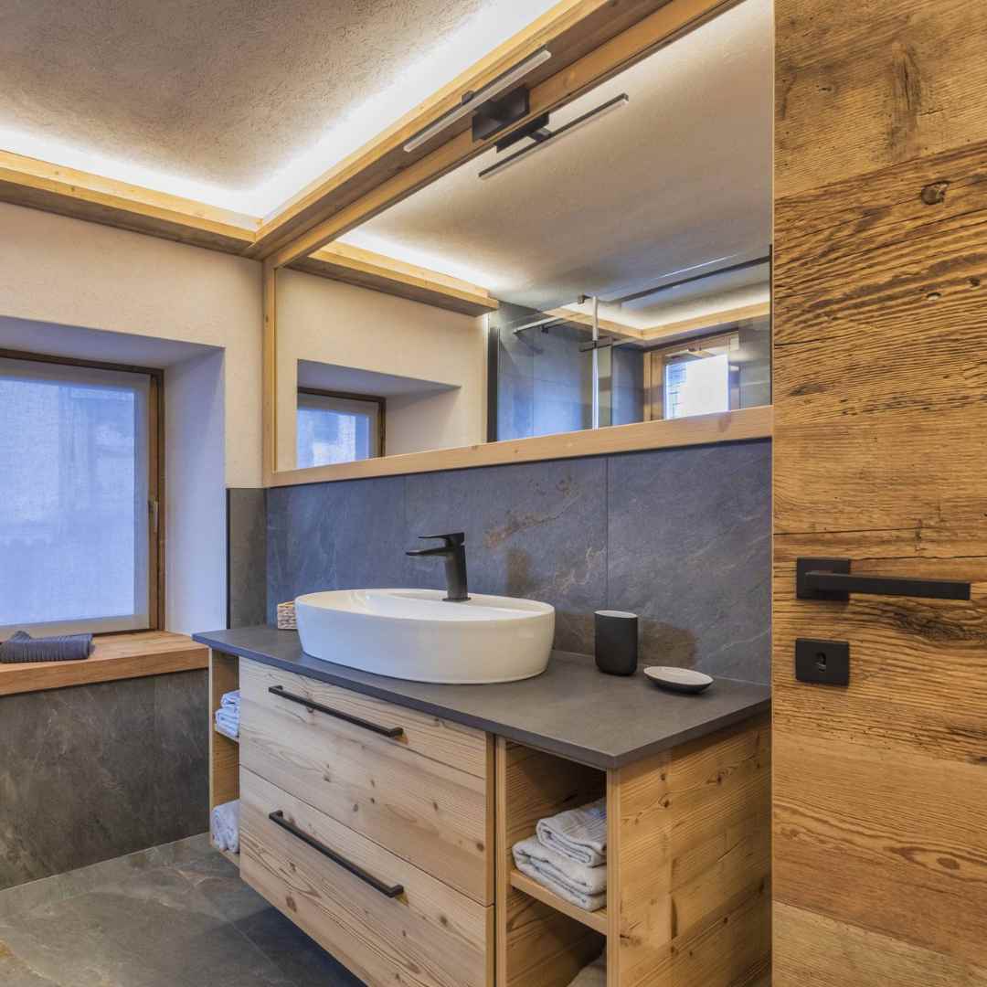 Arredo bagno su misura in legno con vani chiusi e a giorno