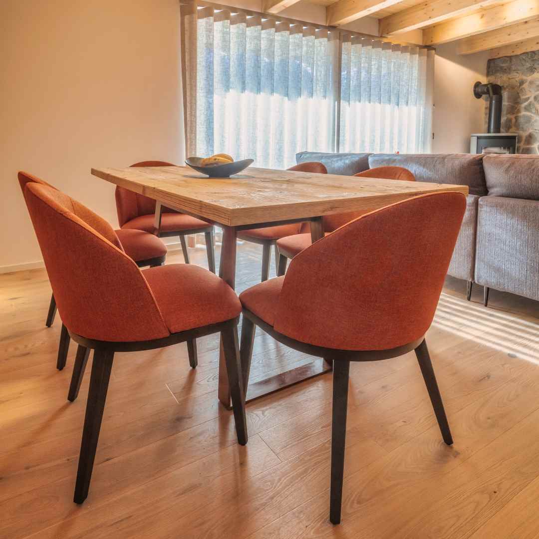 Tavolo e sedie della cucina abbinate all'arredamento