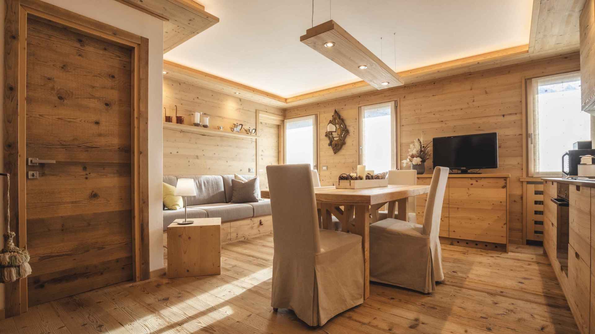 Arredo in abete prima patina di una casa di motnagna